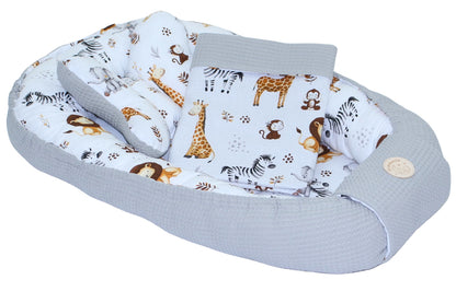 Baby Kokon mit Kissen, Kuscheldecke Baumwolle & Waffelpiqué- Giraffen + Grau
