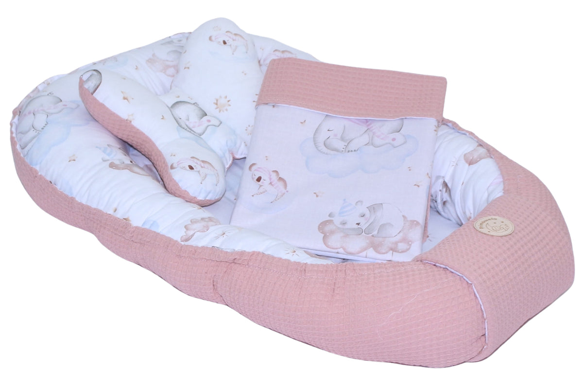 Baby Kokon mit Kissen, Kuscheldecke Baumwolle & Waffelpiqué- Wolken + Altrosa