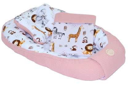 Baby Kokon mit Kissen, Kuscheldecke Baumwolle & Waffelpiqué - Giraffen+ Altrosa