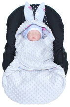 Lade das Bild in den Galerie-Viewer, Einschlagdecke HASE - Girl + Grau- mit Kapuze Babyschale Decke
