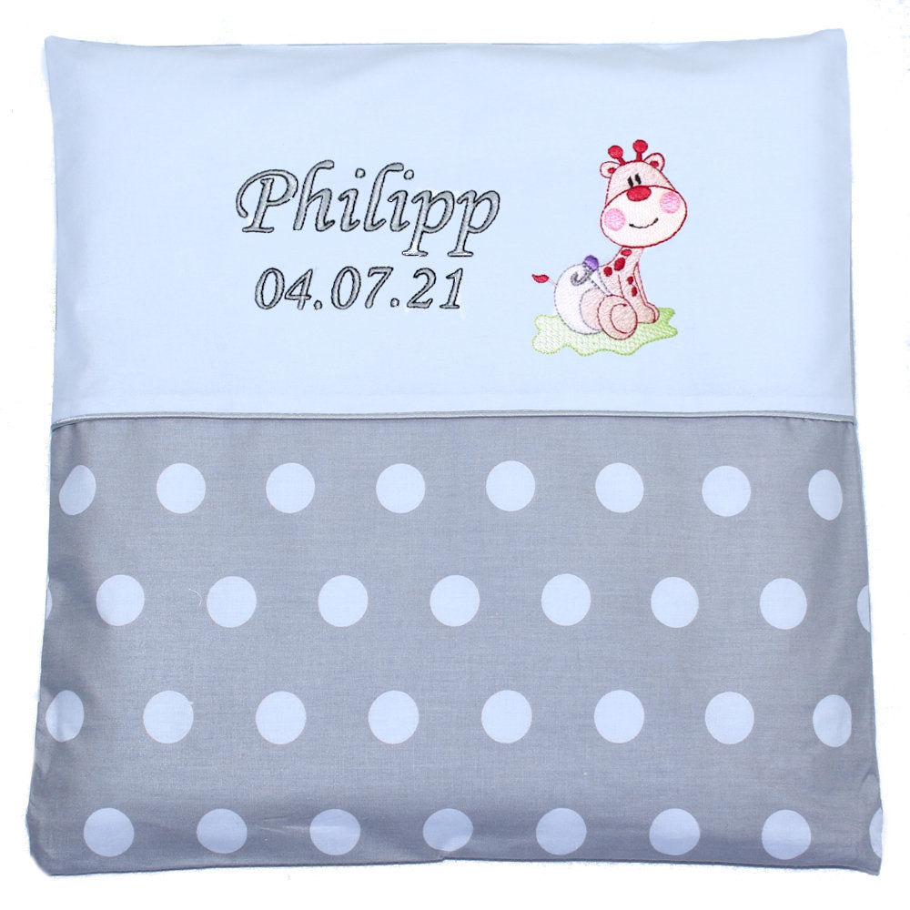 Kissen mit Stickerei und Namen - Giraffe Baby