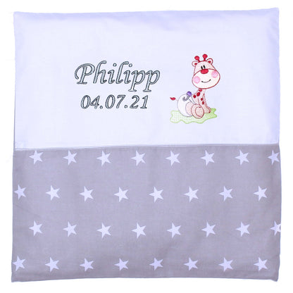 Kissen mit Stickerei und Namen - Giraffe Baby