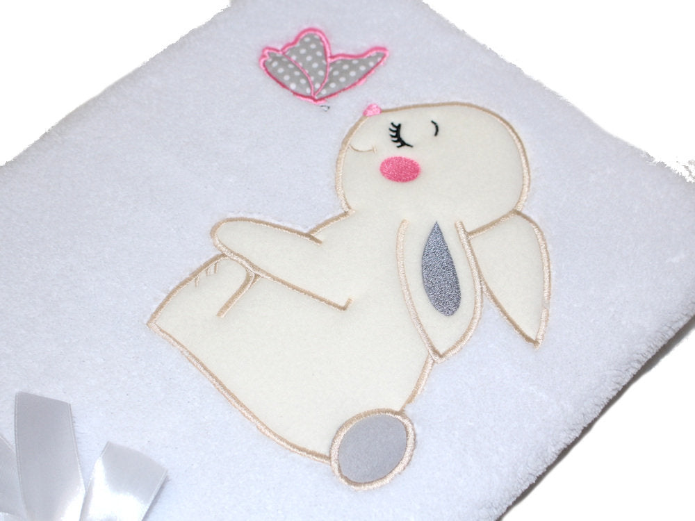 Babydecke mit Namen bestickt -Hase- Weiß- Kuscheldecke