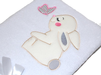 Babydecke mit Namen bestickt -Hase- Weiß- Kuscheldecke