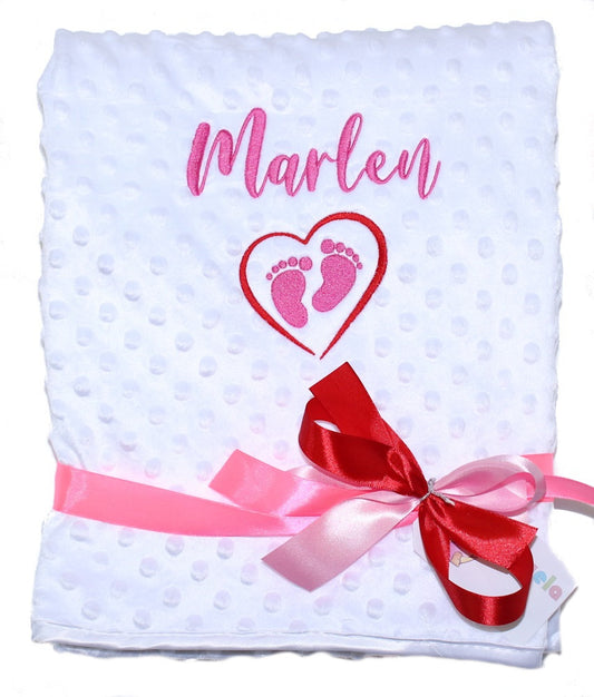 Babydecke mit Namen bestickt -Füße Herzchen - Weiß mit Pink - Kuscheldecke