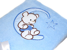 Lade das Bild in den Galerie-Viewer, Babydecke mit Namen bestickt -Bär auf dem Mond- Blau- Kuscheldecke
