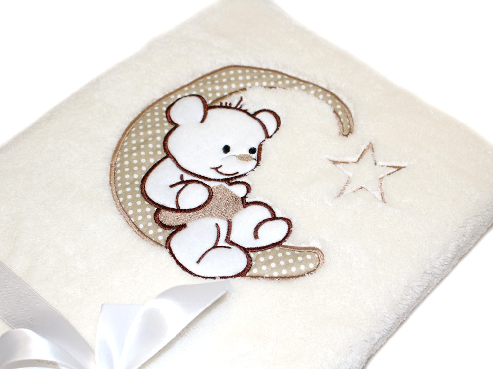 Babydecke mit Namen bestickt -Bär auf dem Mond- Creme- Kuscheldecke