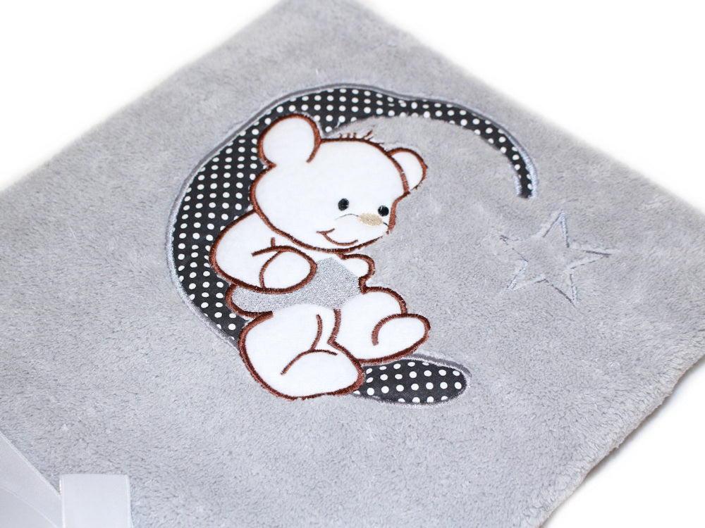 Babydecke mit Namen bestickt -Bär auf dem Mond- Grau- Kuscheldecke