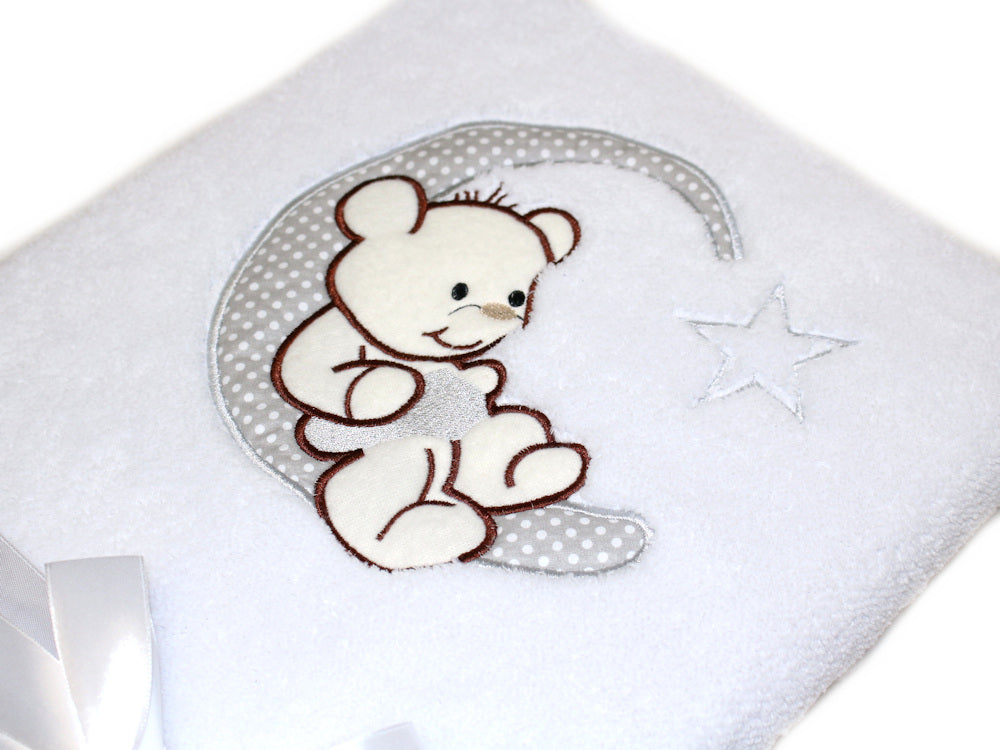 Babydecke mit Namen bestickt -Bär auf dem Mond- Weiß- Kuscheldecke