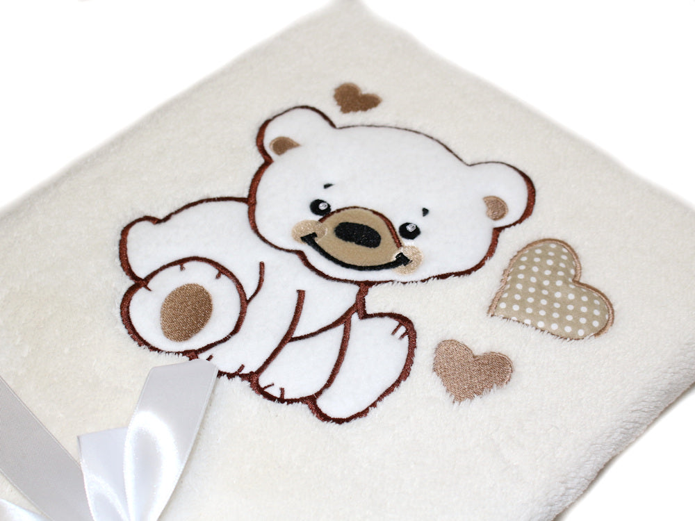 Babydecke mit Namen bestickt -Bär mit Herzen Creme- Kuscheldecke