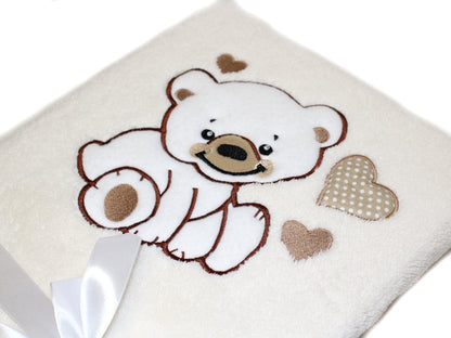Babydecke mit Namen bestickt -Bär mit Herzen Creme- Kuscheldecke