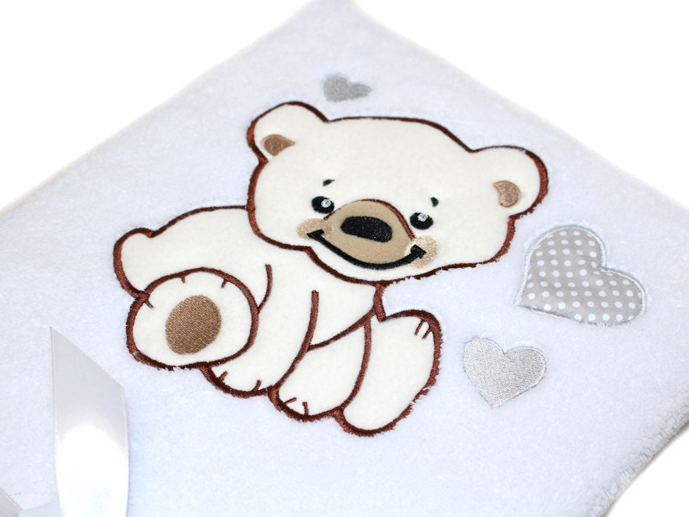 Babydecke mit Namen bestickt -Bär mit Herzen Weiß- Kuscheldecke