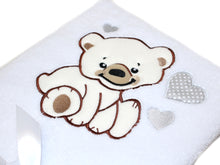 Lade das Bild in den Galerie-Viewer, Babydecke mit Namen bestickt -Bär mit Herzen Weiß- Kuscheldecke
