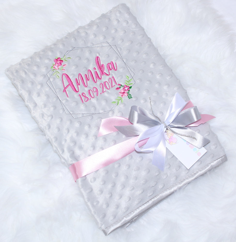 Babydecke mit Namen bestickt -Rahmen Blumen- Grau- Kuscheldecke